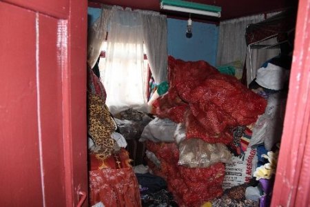 86 yaşındaki kadının evinden iki kamyon dolusu çöp çıktı