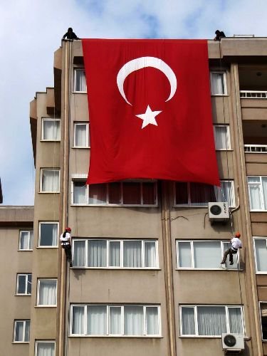 9 Katlı Belediye Binasının Çatısından Türk Bayrağı Açarak Aşağı İndiler