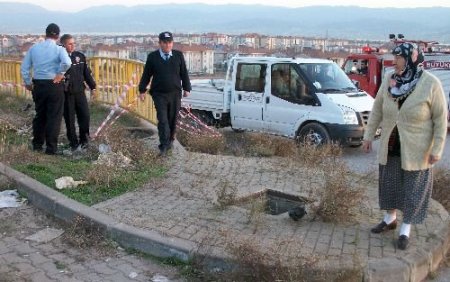 90 Yaşındaki Fırat, Kapağı Çalınan 5 Metre Derinliğindeki Kuyuya Düştü