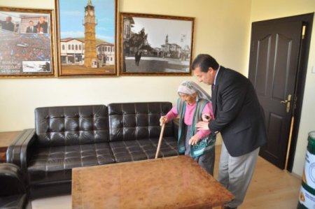 92 yaşında, herkese örnek olacak bir hayat yaşıyor