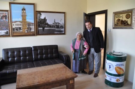 92 yaşında, herkese örnek olacak bir hayat yaşıyor