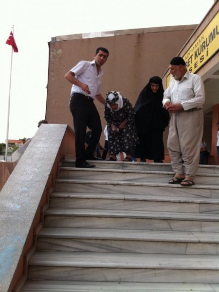 92 Yaşındaki Kadın Torununun Kucağında Oy Kullanmaya Gitti