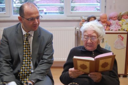 98 yaşındaki emekli öğretmen meslektaşlarıyla tecrübesini paylaştı