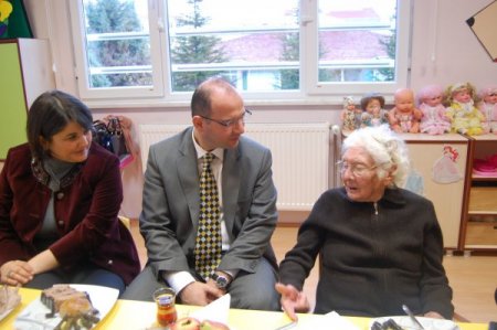 98 yaşındaki emekli öğretmen meslektaşlarıyla tecrübesini paylaştı