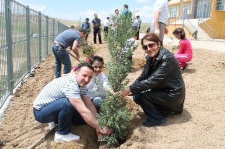 Aba Koleji bahçesinde herfene ve ağaç dikme programı