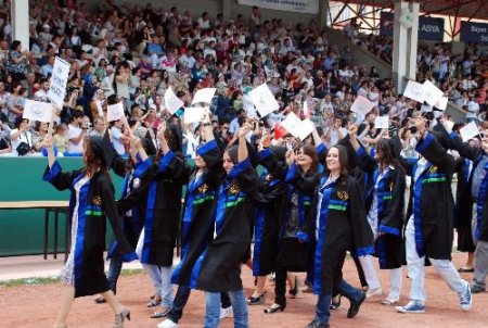 Abant İzzet Baysal Üniversitesi'nde Mezuniyet Coşkusu