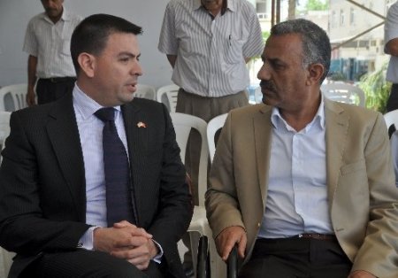 ABD Adana Konsolosu, Reyhanlı'da patlamaların olduğu yere çelenk bıraktı