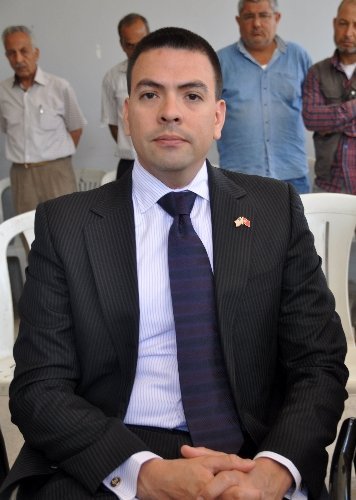 ABD Adana Konsolosu, Reyhanlı'da patlamaların olduğu yere çelenk bıraktı