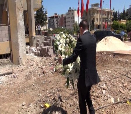 ABD Adana Konsolosu, Reyhanlı'da patlamaların olduğu yere çelenk bıraktı