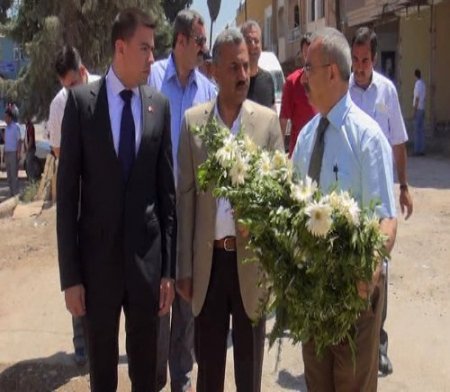 ABD Adana Konsolosu, Reyhanlı'da patlamaların olduğu yere çelenk bıraktı