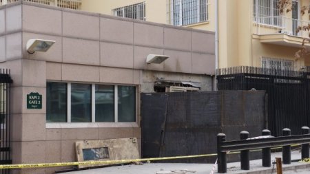 ABD Büyükelçiliği'nde Akarsu için patlama saatinde saygı duruşu