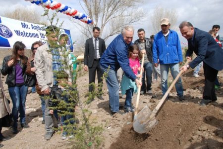 Abd Büyükelçisi Ricciardone, Kazan'da Fidan Dikti