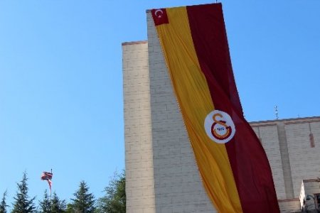 ABD Konsolosluğu'ndan bayrak jesti