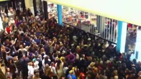 ABD’de ‘Kara Cuma’ çılgınlığı: Alışveriş için birbirlerini ezdiler