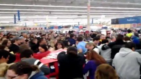 ABD’de ‘Kara Cuma’ çılgınlığı: Alışveriş için birbirlerini ezdiler