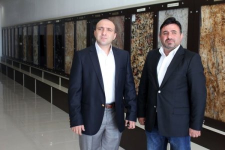 Abd’de Küçük Bir Atölyede Başladı, Şimdi Granitin Patronu Oldu