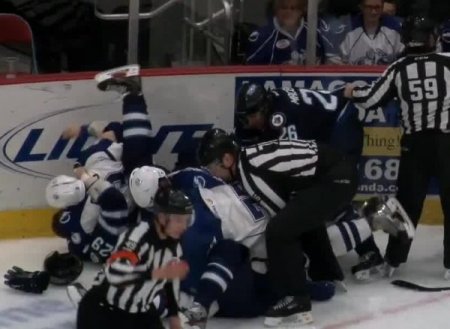 ABD’deki buz hokeyi maçında yumruklar konuştu