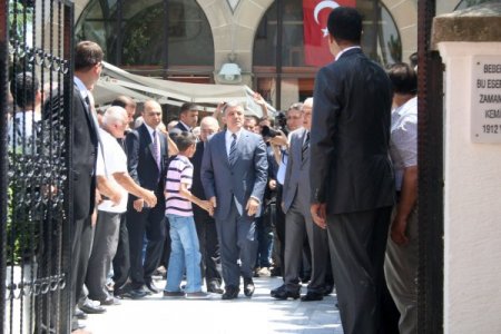 Abdullah Gül, Bebek Camii Çıkışında Terör Olaylarını Değerlendirdi