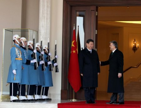 Abdullah Gul Cin'in Devlet Baskan Yardimcisi Si Cinping'i Kosk Girisinde Karsiladi