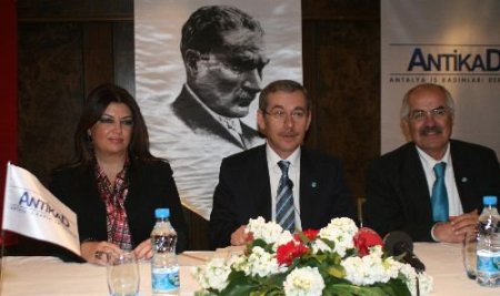 Abdüllatif Şener: Bazı Gruplar Türban Konusunda Şartlanıyor