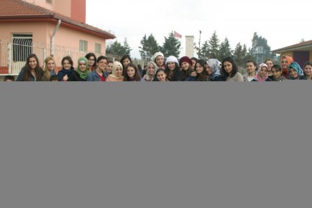 Ablalar miniklerin okulunu ağaçlandırdı