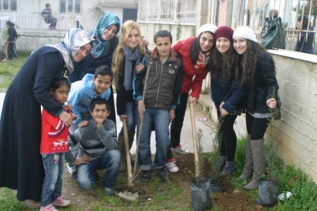 Ablalar miniklerin okulunu ağaçlandırdı