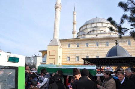 Ablasının evinde ölü bulunan doktorun cenazesi toprağa verildi