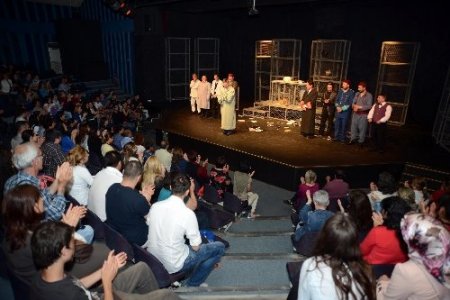 ABT belediye çalışanları için sahnede