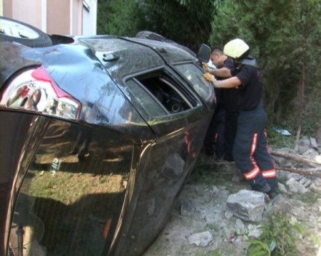 Acemi Sürücü, 10 Metre Yükseklikten Apartman Boşluğuna Düştü