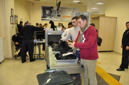 Acemilik eğitimi tamamlayan askerler, yeni birliklerine uçakla gönderildi