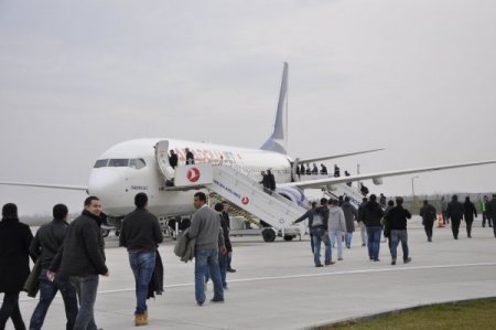 Acemilik eğitimi tamamlayan askerler, yeni birliklerine uçakla gönderildi