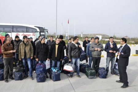 Acemilik eğitimi tamamlayan askerler, yeni birliklerine uçakla gönderildi