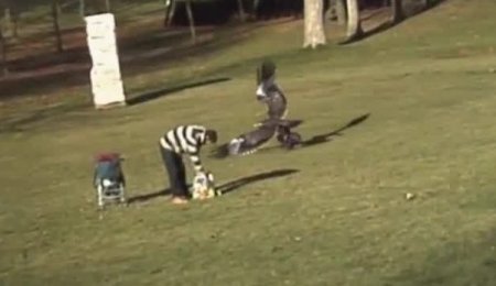 Açgözlü kartal parktaki çocuğu kaçırmaya kalktı!