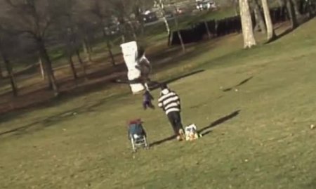Açgözlü kartal parktaki çocuğu kaçırmaya kalktı!