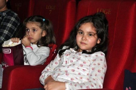Acıbadem’de doğan bebekler, aileleriyle birlikte film izledi