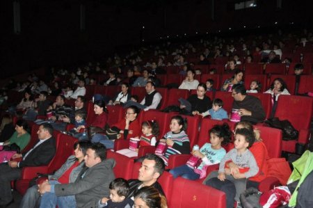 Acıbadem’de doğan bebekler, aileleriyle birlikte film izledi