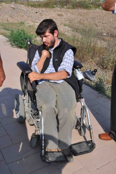 Açık bırakılan çukura düşen bedensel engelli yaralandı