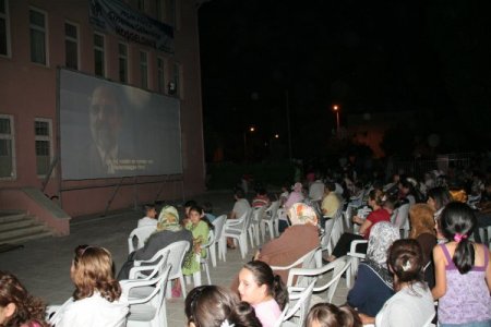 Açık Hava Sinemasına Vatandaşlardan Yoğun İlgi