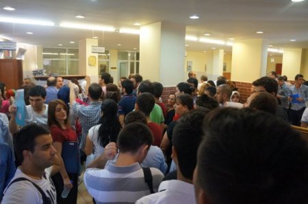 Açık Öğretim Fakültesi’ne kayıt için binlerce kişi kuyruğu girdi
