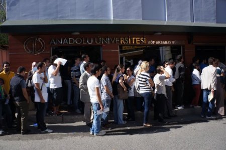 Açık Öğretim Fakültesi’ne kayıt için binlerce kişi kuyruğu girdi