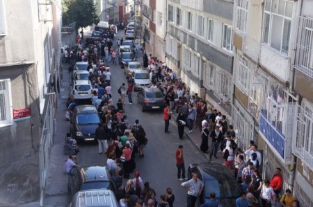 Açık Öğretim Fakültesi’ne kayıt için binlerce kişi kuyruğu girdi