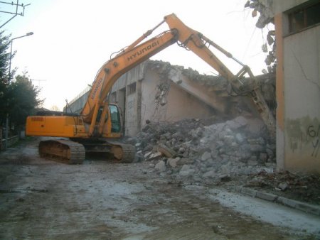 Açık Tribün Yıkılıyor