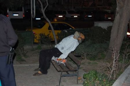 Acil Servis'in Karşısında Sessizce Öldü