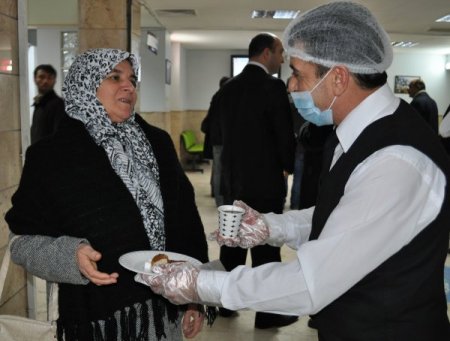 Acil serviste bekleyen hasta yakınlarına kahvaltı ve çay ücretsiz