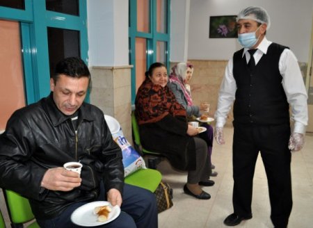 Acil serviste bekleyen hasta yakınlarına kahvaltı ve çay ücretsiz