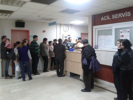 Acil serviste saatlerce sıra bekliyorlar