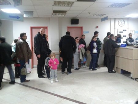 Acil serviste saatlerce sıra bekliyorlar