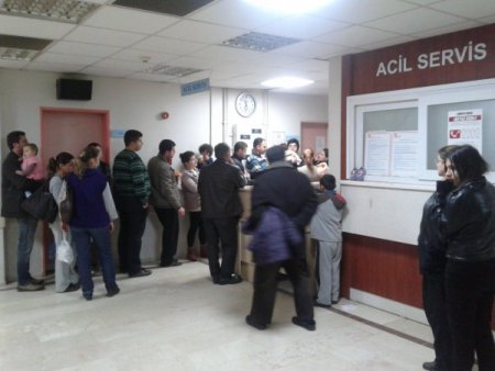 Acil serviste saatlerce sıra bekliyorlar