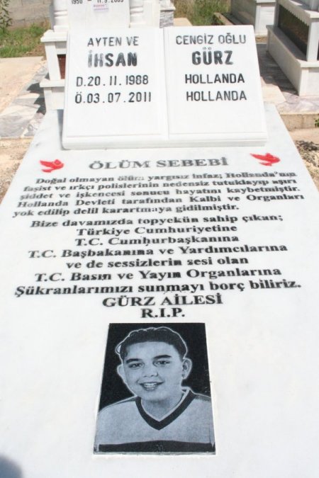 Acılı Aile, Oğlunun Ölüm Nedenini Mezar Taşına Yazdırdı