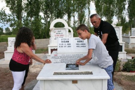Acılı Aile, Oğlunun Ölüm Nedenini Mezar Taşına Yazdırdı